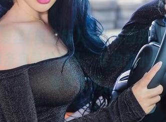 AISS爱丝(黄金版) - 最新图册，索菲穿行于那条寂静的街头，旁边的小猫咪都在偷瞥她呢。
