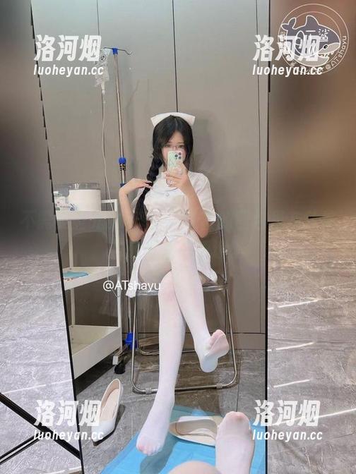 不需要圣光的带动，AT鲨的图包里灰色裤袜轻松引发争议。-洛河烟