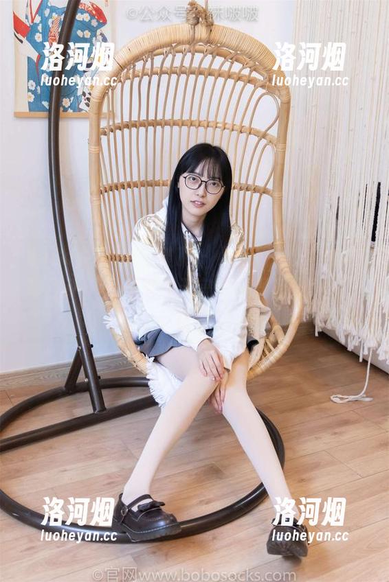 BoBoSocks袜啵啵 - 小甜豆图集，脚对脚互动，像是默默无言却又很有意思的对话。-洛河烟
