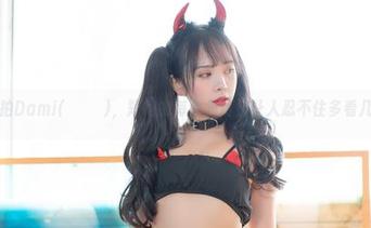 私拍Dami(퀸다미)，短裙的每个角度都让人忍不住多看几眼