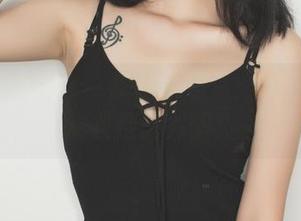 GIRLT果团网 - 美图求魔法：Miss琪的皮衣搭配咒语！