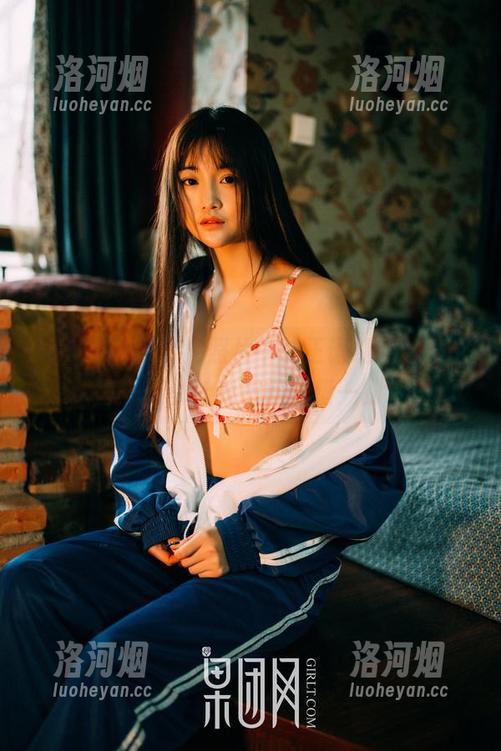 GIRLT果团网 - 照片中的王语纯和眼镜，每一张都让我想问她借一副。-洛河烟