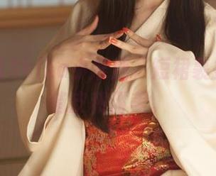 套图里的Shika小鹿鹿，短裙裹挟着点点俏皮和甜美。