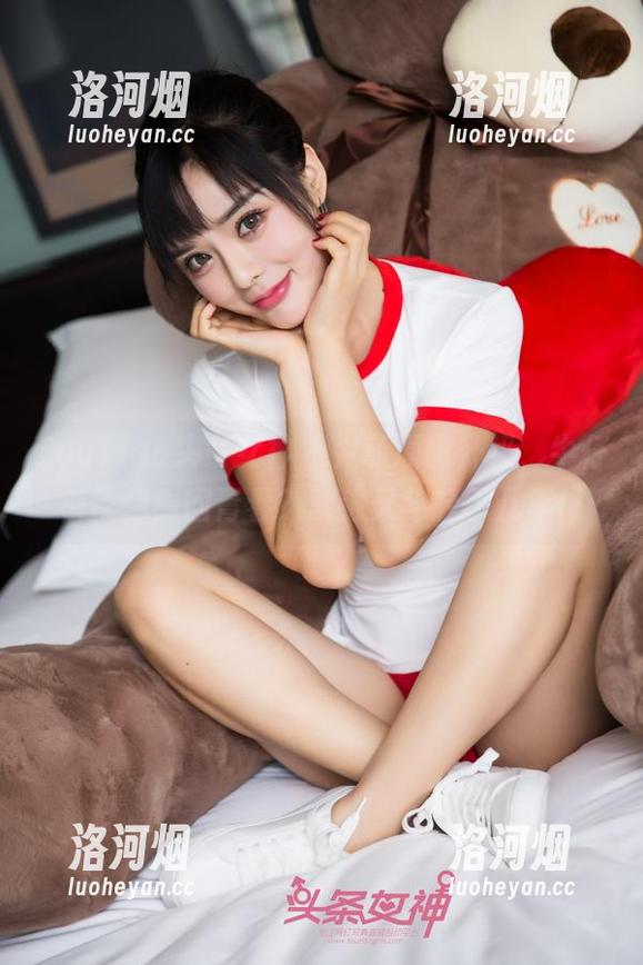 TouTiao头条女神 - 尹菲原图升级，牛仔裤带你重回青春？就像又年轻了几年！-洛河烟