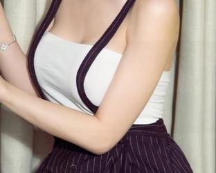 UGirls尤果网 - 而今的Mikka涵涵在泳池里展现福利，难以抗拒的诱惑，令人惦记。