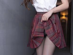 Xiuren秀人网 - 一场关于教室的疯狂想象：周周不吃香菜的套图，让人想偷走作业本