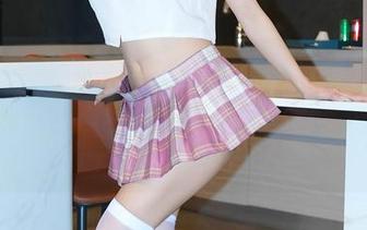 Xiuren秀人网 - 看见最新图包里的田小燕Vicky，清纯得都有点不真实，画面里的一切都太悠然了。