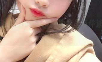 游泳池畔的Wendy：图集里每件泳衣都在通话…