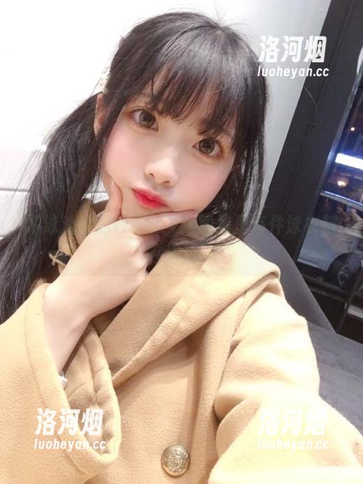 游泳池畔的Wendy：图集里每件泳衣都在通话…-洛河烟