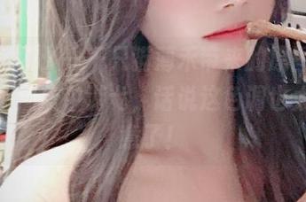 作品解析：一千只猫薄禾带来的原图，阿洛娜在蔚蓝中游弋，话说这色调也太有诗意了！