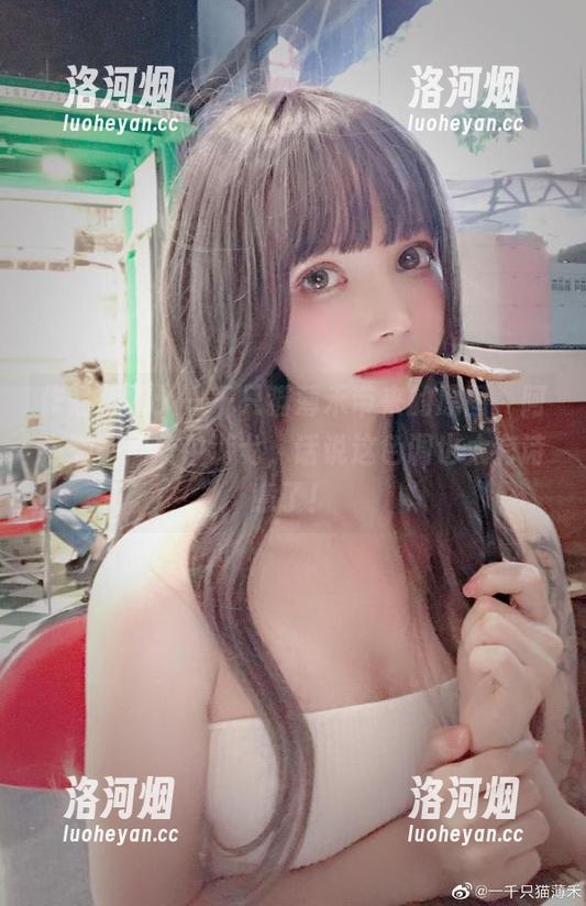 作品解析：一千只猫薄禾带来的原图，阿洛娜在蔚蓝中游弋，话说这色调也太有诗意了！-洛河烟