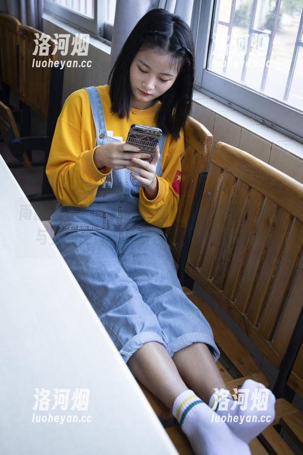 南国足艺 - 齐齐的沙发秀，运动鞋、棉袜与美脚碰撞的免费合集，快来围观！-洛河烟