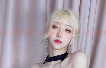 啾小妍Deer最新套图：当泳装成了她的小黑裙，水波涌动的微妙