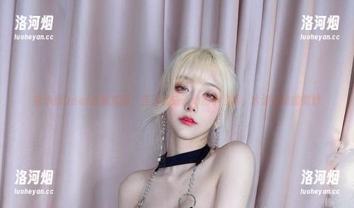 啾小妍Deer最新套图：当泳装成了她的小黑裙，水波涌动的微妙-洛河烟