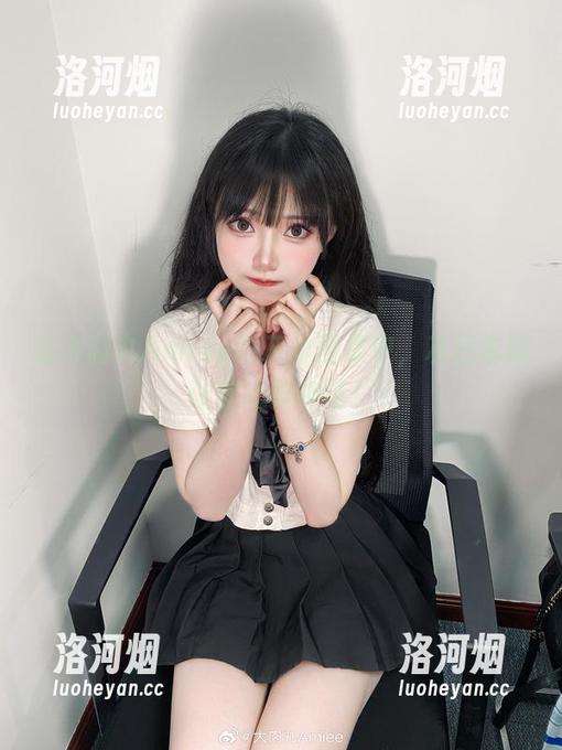 在大肉丸Amiee的灰丝图集中，灰色也能让你心醉神迷！-洛河烟