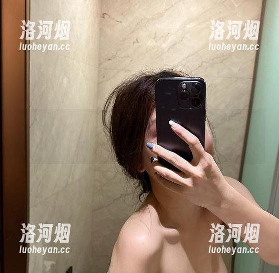 微密圈 - 最新合集里，奶雯的白衬衣搭红内内，我的线条感都比不过啊！-洛河烟