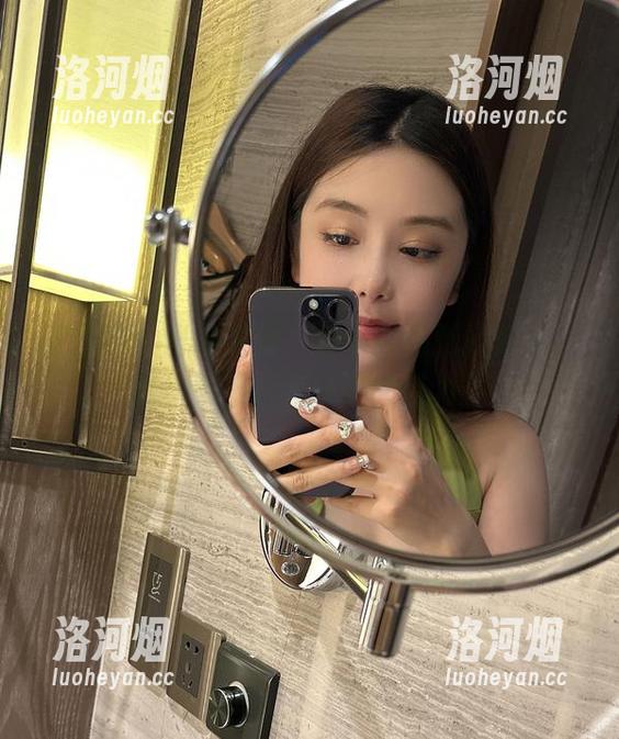 微密圈 - 意外发现，奶雯的这张照片里，这种衣服真有降温的魔力！-洛河烟