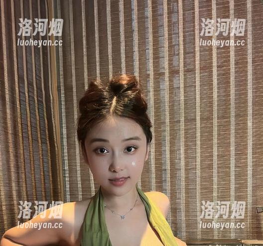 微密圈 - 这套秘书制服，让奶雯的写真彻底发光——资源来不及挡-洛河烟