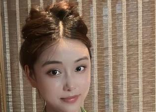 微密圈 - 两个奶雯同框了？不，是她的美图双人组合