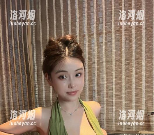 微密圈 - 两个奶雯同框了？不，是她的美图双人组合-洛河烟