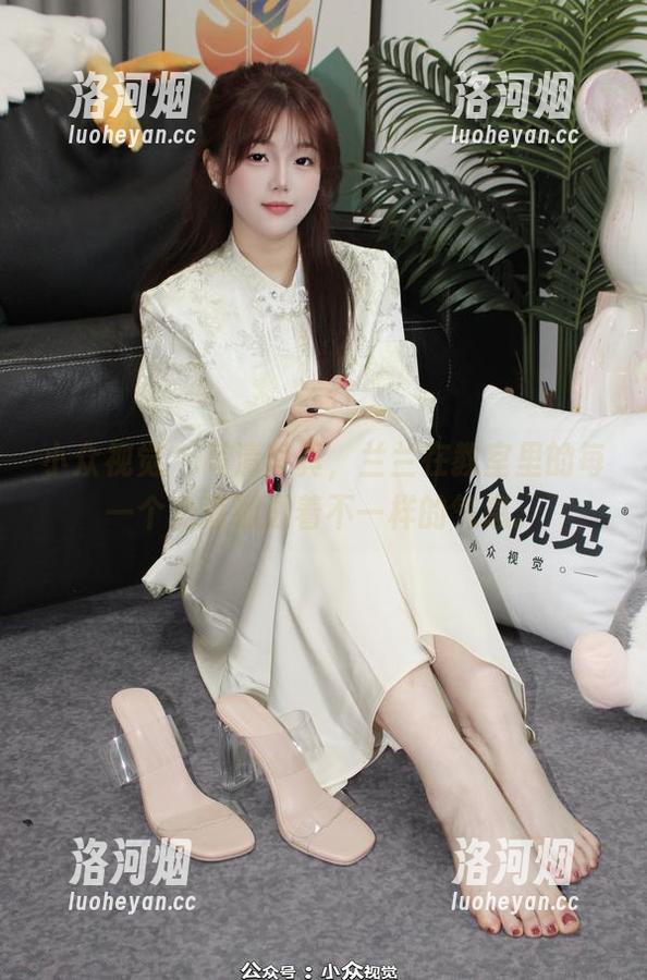 小众视觉 - 高清写真,兰兰在教室里的每一个角落都透着不一样的气息。-洛河烟 小众视觉 - 高清写真,兰兰在教室里的每一个角落都透着不一样的气息。-洛河烟