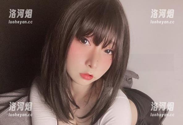 小泉学姐吖的死库水，别的不说，单看原图我只想自言自语。-洛河烟