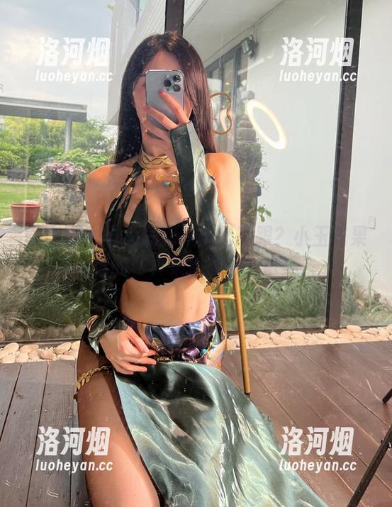 微密圈 - 谁说短裙只能配高跟？小玉吃果冻的写真集挑战你的审美-洛河烟