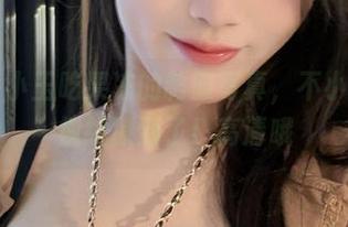 微密圈 - 小玉吃果冻的制服写真，不小心把我的视线撩到了！高清哦