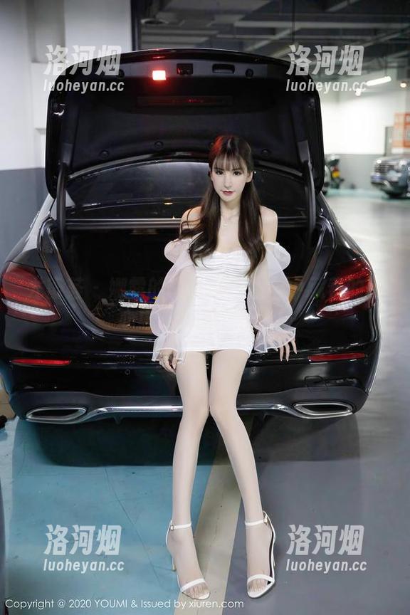 尤蜜荟 - 娜露的写真集：温柔中藏着的小心思，快来下载吧！-洛河烟