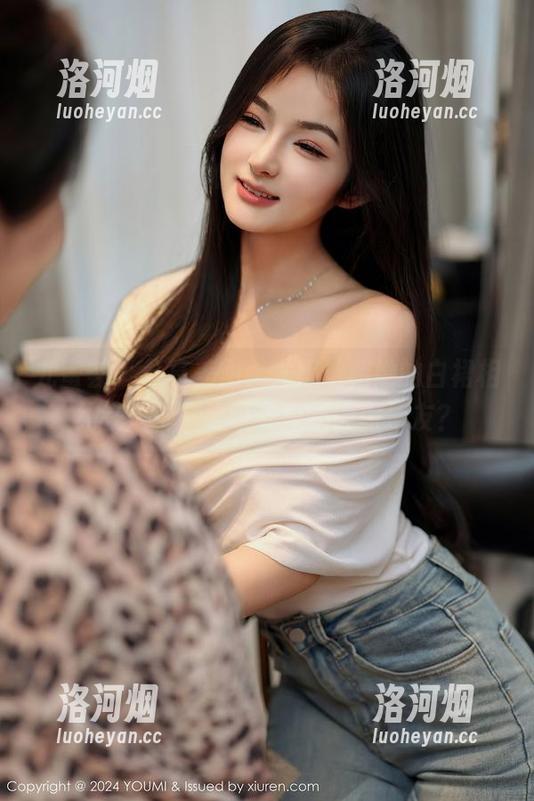 尤蜜荟 - 分享美图，尤妮丝和她的白裙相约在风中，谁说衣服不能做朋友？-洛河烟