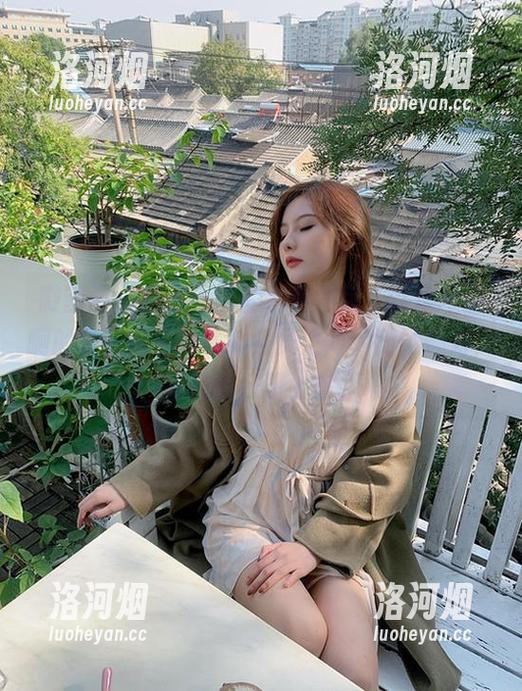 微密圈 - 意想不到的私房图包，就是阿朱啊的红肚兜和地铁乘务员之间的微妙魅力，看得我好想上车。-洛河烟