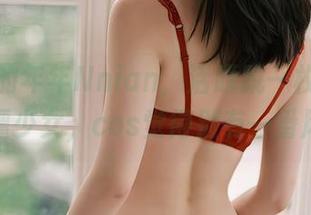 照片里的年年Nnian，活脱脱一枚现代化的苗疆少女，cos觉得别有一番风味。