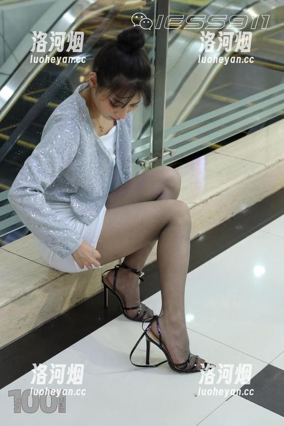 异思趣向 - 九妹白色牛仔短裤的叛逆：这叠裤脚是要给谁看的？-洛河烟