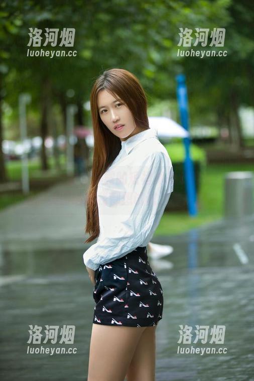 推女郎 - 哇，娜露的短裙真是个惊喜！最新的美图晒得我都想试试这种搭配啦。-洛河烟