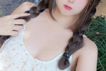 从日奈娇的镜头看更衣人偶泳装：下载这份写真集，做你游泳池的焦点！