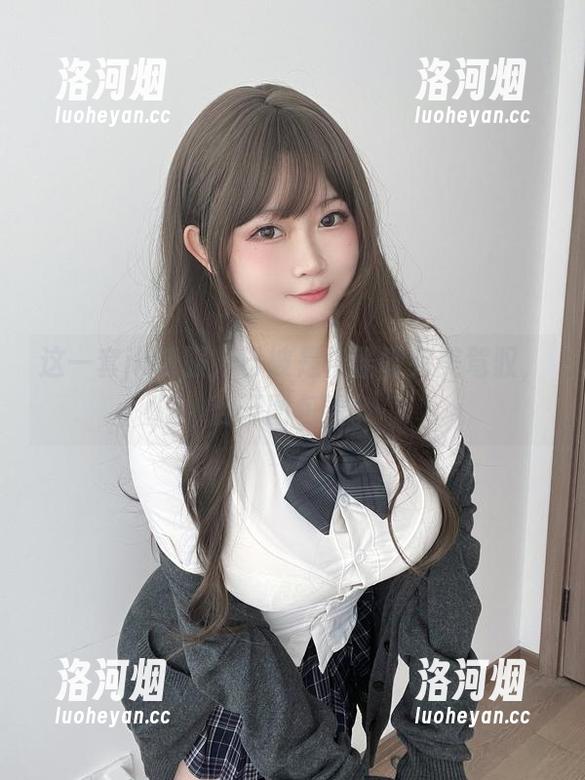 这一套jk制服，已被是依酱呀完美驾驭，翻开图包看。-洛河烟