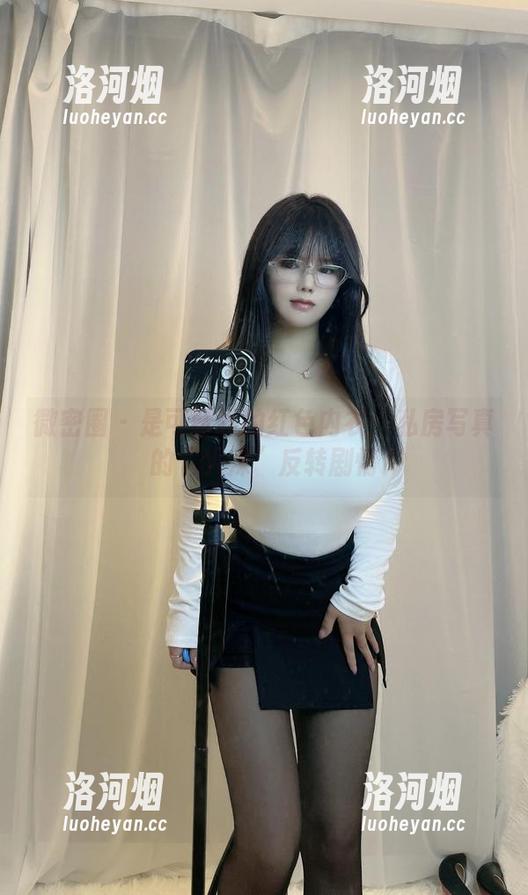 微密圈 - 是可馨吖的红色内衣：私房写真的“火辣”反转剧情-洛河烟