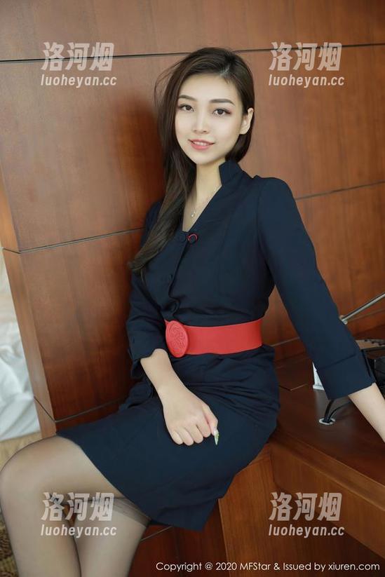模范学院 - 黄乐然的短裙之旅：这是在拍照还是在跑步？-洛河烟