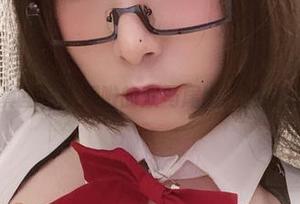 免费写真里，次屁啦的双马尾比我的发型更绝。