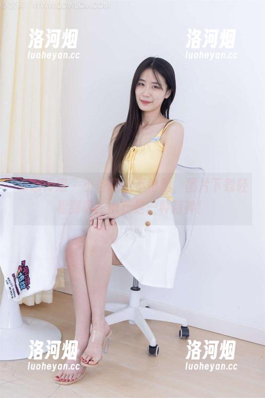 物恋传媒 - 小谷爬山不怕累，图片下载轻松到家，山丘是一种精神！-洛河烟