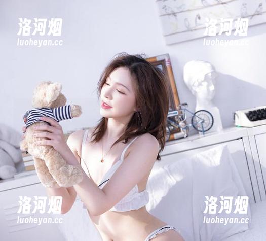 办公室里的白露Bululu：不想工作也能被观看的合集-洛河烟