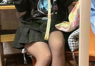 神沢永莉的厨房短款女仆，一边做饭一边吸引目光，是不是应该发个广告牌？