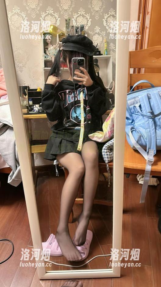 神沢永莉的厨房短款女仆，一边做饭一边吸引目光，是不是应该发个广告牌？-洛河烟