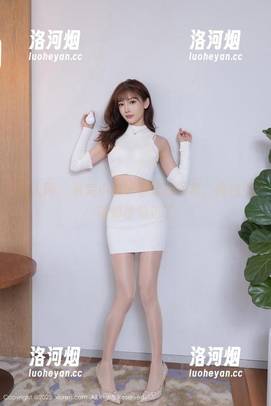 秀人网 - 看完小蛮妖温柔的写真，我的灵魂都被勾走了-洛河烟