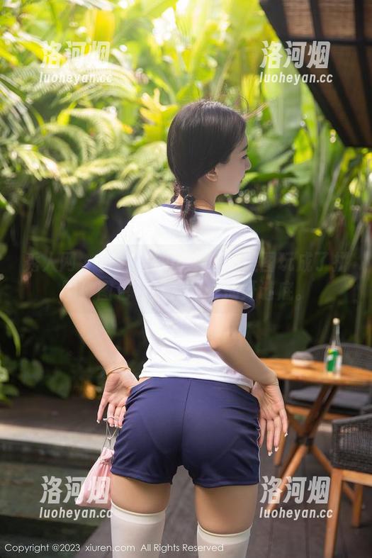 秀人网 - 白色？油田溪溪把美图玩成了拼图！图包在等待我去揭开谜底。-洛河烟