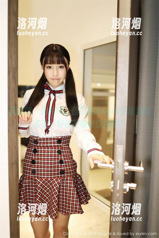 美媛馆 - 图片中，田芯娜Angel在海边的姿态，好像在和谁打招呼？-洛河烟