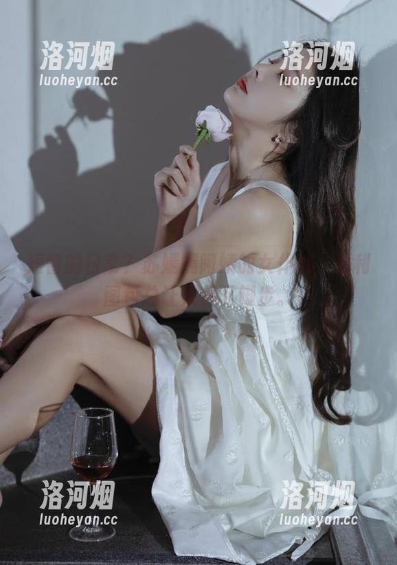 短暂的日常？苏嫣嫣阿姨的女仆装，福利图包总让人停下脚步。-洛河烟