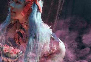 职业装：蓝小沂KiKi又一次让我们对工作有了一点小小期待，图片传达了微妙的力量吧。