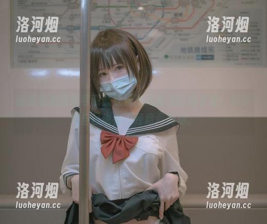 原图里的西园寺南歌就像随风摇曳的连衣裙，似乎她自己也在不经意间舞动。-洛河烟