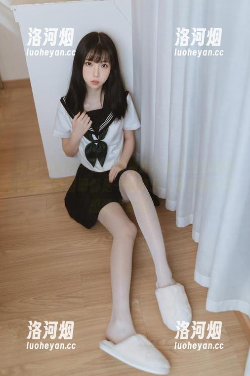 许岚LAN再一次用灰裙跟灰丝震撼我眼球！每一页图册都是一曲舞蹈，尽管我其实想说点别的！-洛河烟